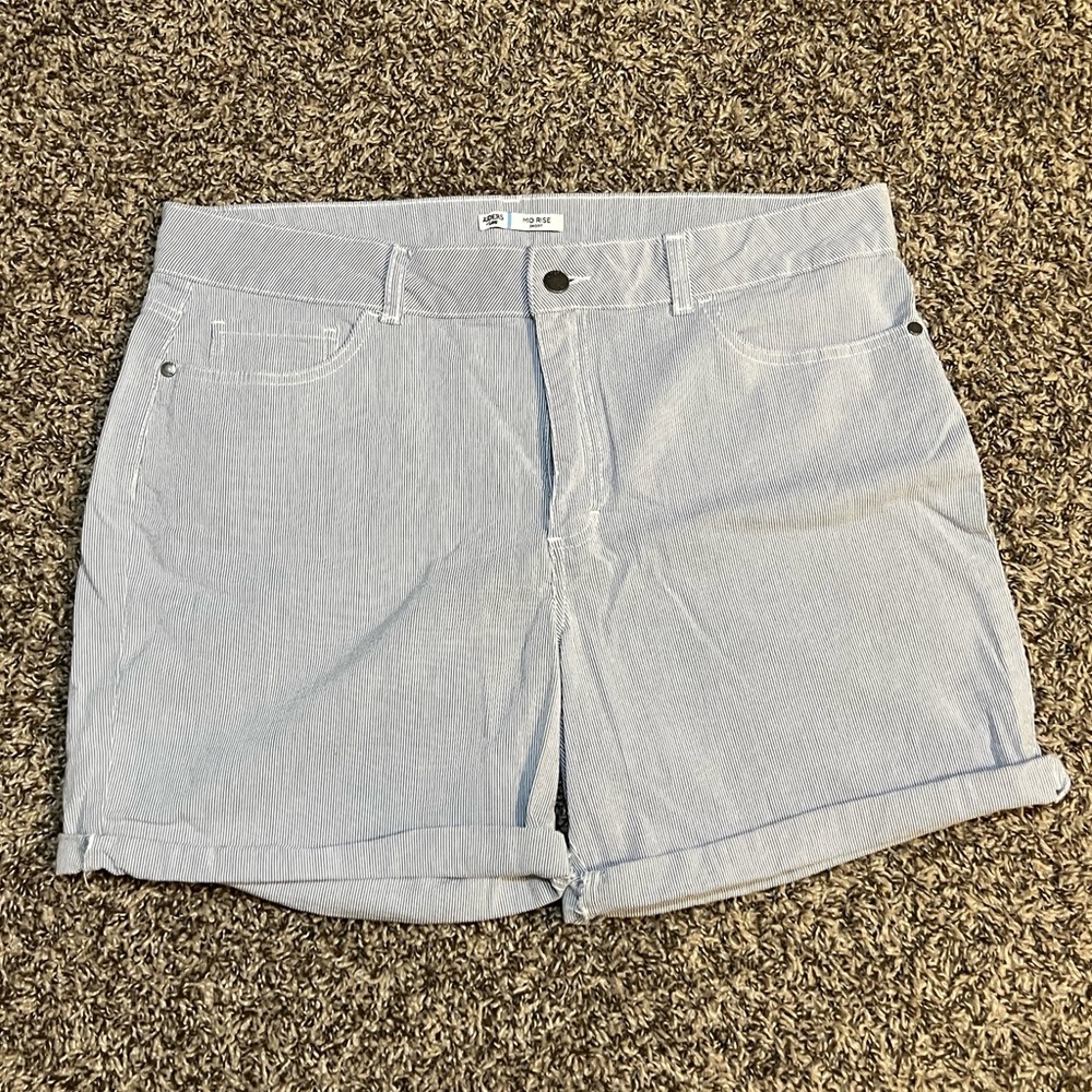 Riders by Lee Seersucker Mid Rise Shorts | 18